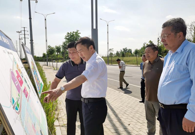 随后,任东一行来到杭宿产业园选址,实地调研园区双