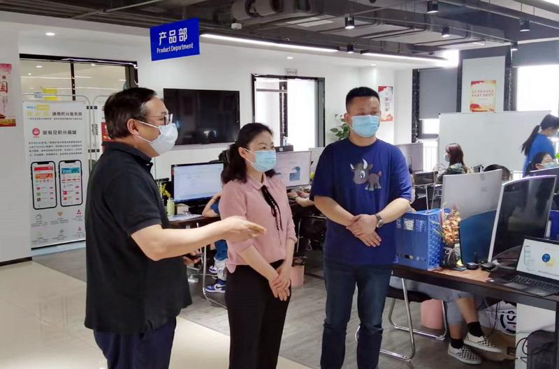 随后,怀颖副市长来到高新区大王村部分地块,实地查看大王村夏收进展和